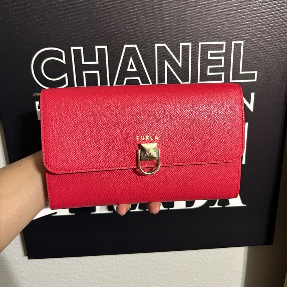 Furla Logo Leather On Chain FLAME RED Color. Wear At Crossbody Or Wallet 🎁